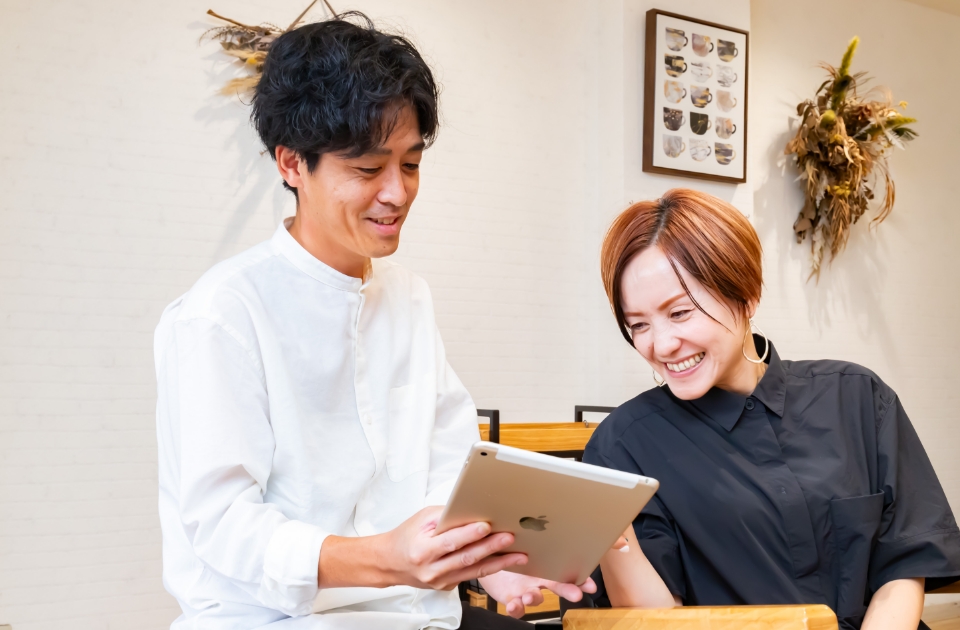 お客様に髪形をご提案する写真