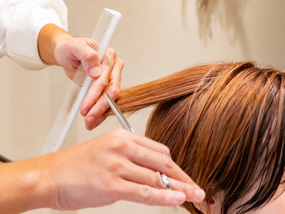 カット施術風景